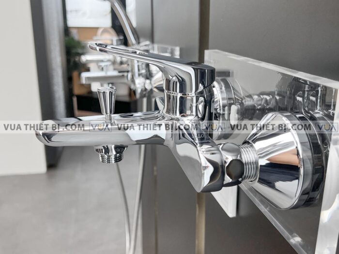 anh thuc te voi sen tam toto ttmr301 ttsr105emf nong lanh 3