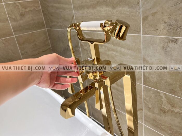 anh thuc te voi sen xa bon tam toto dm209cfpg dat san 4