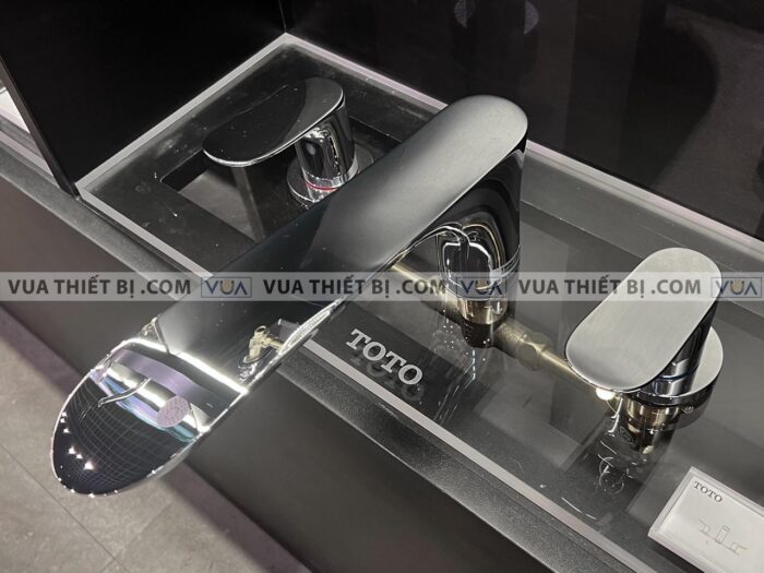 anh thuc te voi sen xa bon tam toto tbg01201b gan bon 3 lo go 2