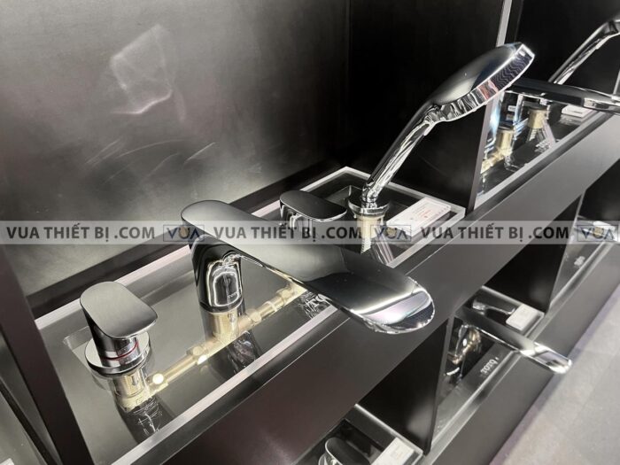 anh thuc te voi sen xa bon tam toto tbg01202b gan bon 4 lo go 4