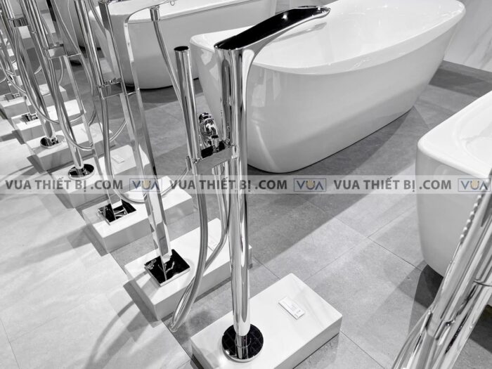 anh thuc te voi sen xa bon tam toto tbg01306btbn01105b dat san go 3