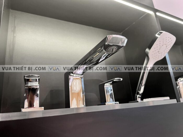 anh thuc te voi sen xa bon tam toto tbg02202b gan bon 4 lo gr 4