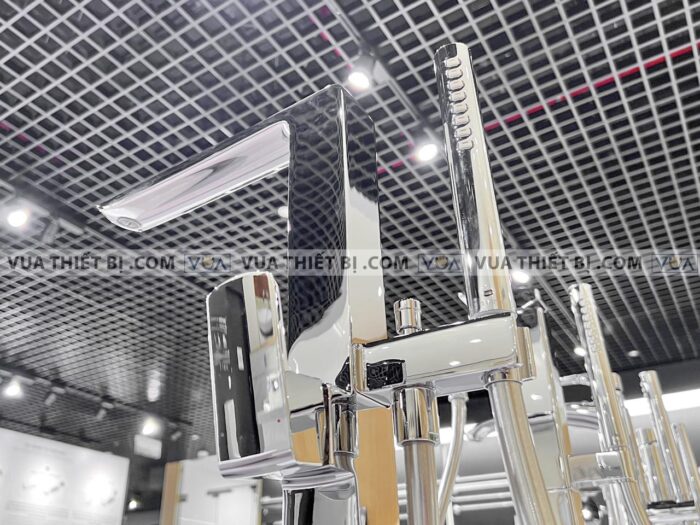 anh thuc te voi sen xa bon tam toto tbg02306btbn01105b dat san gr 5