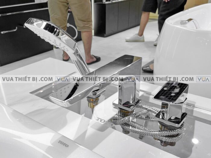 anh thuc te voi sen xa bon tam toto tbg07305a gan bon 3 lo ge 4