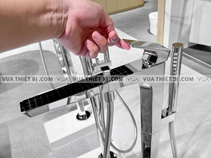 anh thuc te voi sen xa bon tam toto tbg07306atbn01105b dat san ge 7