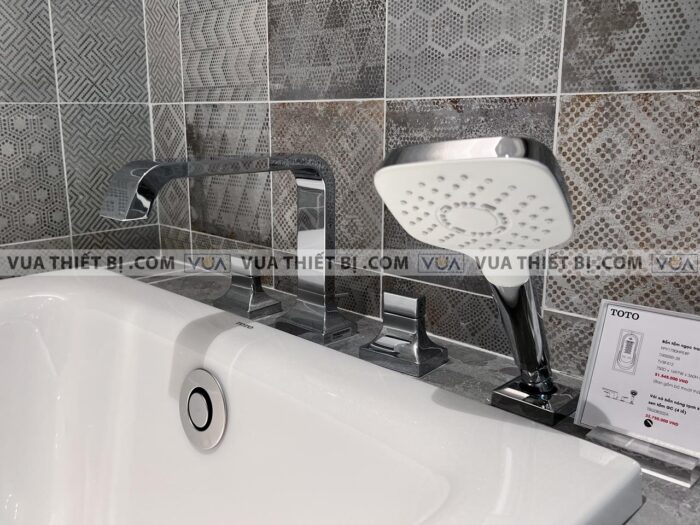 anh thuc te voi sen xa bon tam toto tbg08202a gan bon 4 lo gc 7