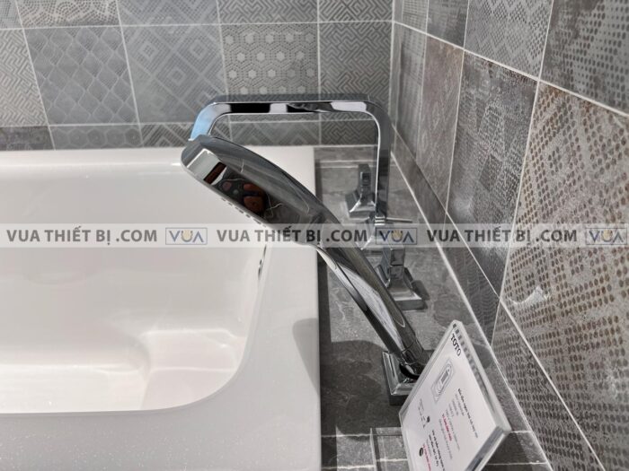 anh thuc te voi sen xa bon tam toto tbg08202a gan bon 4 lo gc 8