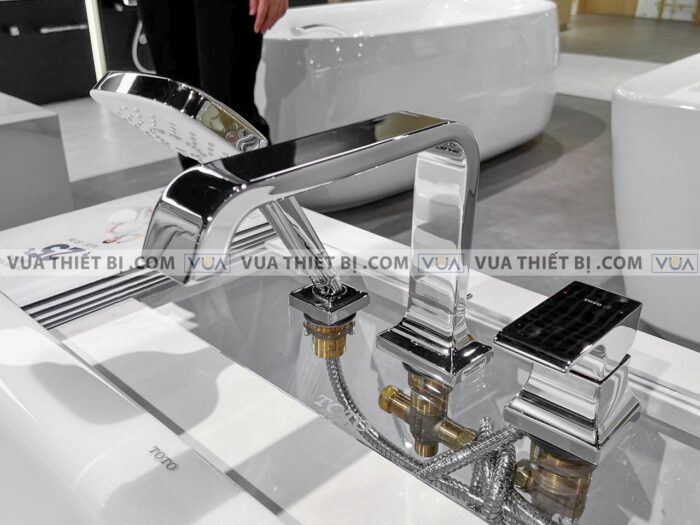 anh thuc te voi sen xa bon tam toto tbg08305a gan bon 3 lo gc 4