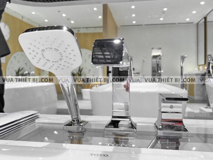 anh thuc te voi sen xa bon tam toto tbg08305a gan bon 3 lo gc 5