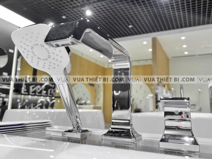 anh thuc te voi sen xa bon tam toto tbg08305a gan bon 3 lo gc 6