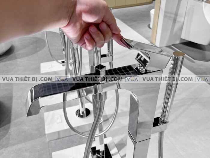 anh thuc te voi sen xa bon tam toto tbg08306atbn01105b dat san gc 7