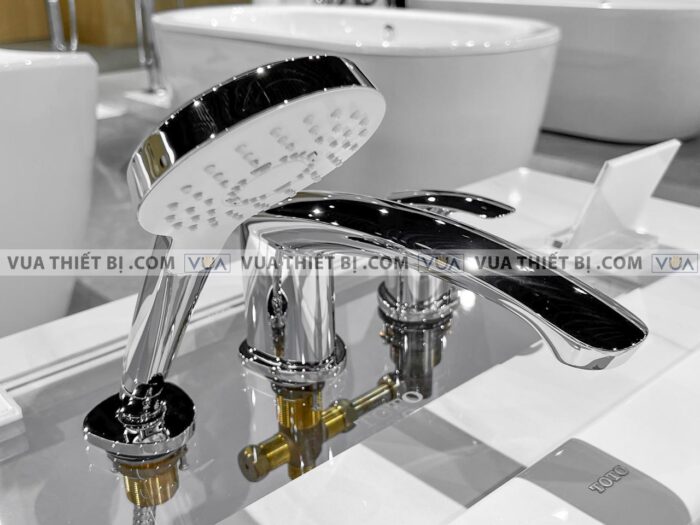 anh thuc te voi sen xa bon tam toto tbg09305a gan bon 3 lo gm 3