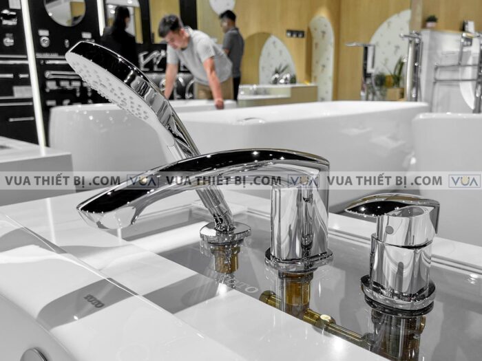 anh thuc te voi sen xa bon tam toto tbg09305a gan bon 3 lo gm 8