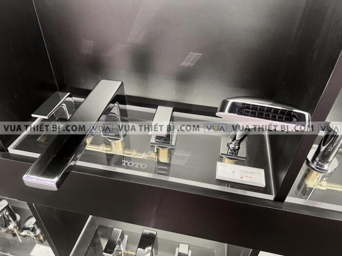 anh thuc te voi sen xa bon tam toto tbg10202a gan bon 4 lo gb 1