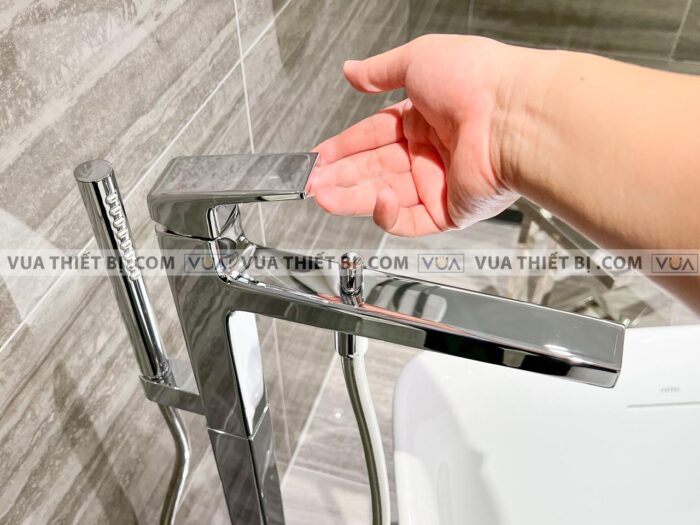 anh thuc te voi sen xa bon tam toto tbg10306atbn01105b dat san gb 12