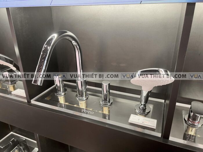 anh thuc te voi sen xa bon tam toto tbg11202a gan bon 4 lo gf 1