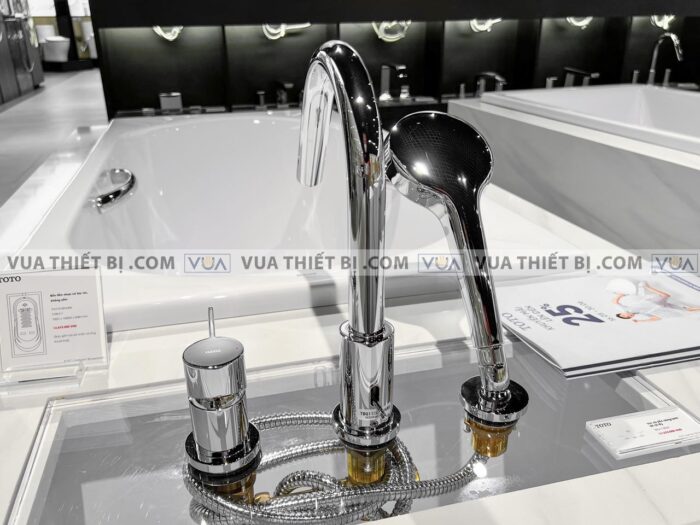 anh thuc te voi sen xa bon tam toto tbg11305a gan bon 3 lo gf 2