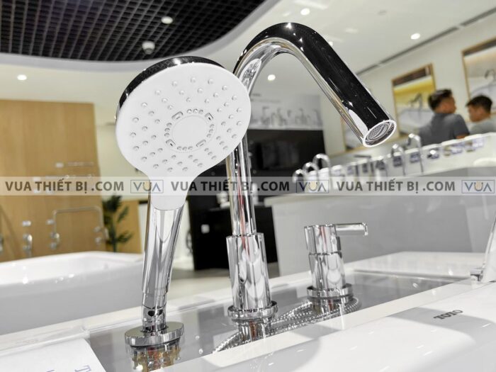 anh thuc te voi sen xa bon tam toto tbg11305a gan bon 3 lo gf 6