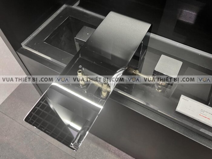 anh thuc te voi sen xa bon tam toto tbp02201b gan bon 3 lo zl 1