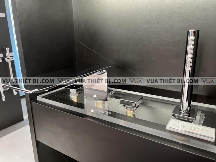 anh thuc te voi sen xa bon tam toto tbp02202a gan bon 4 lo zl 1