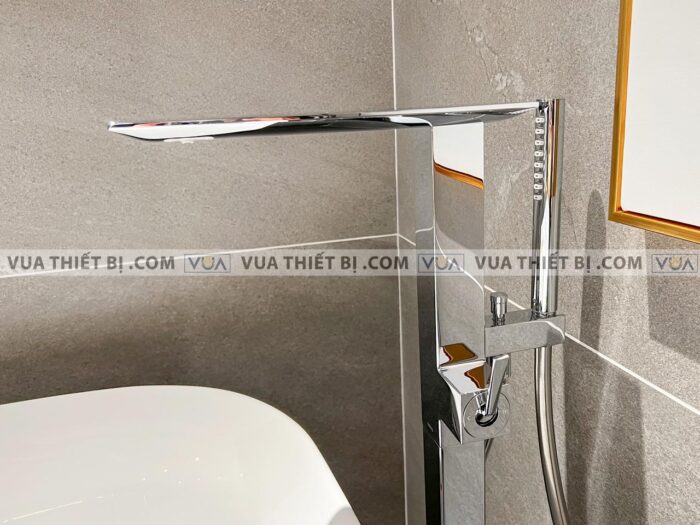 anh thuc te voi sen xa bon tam toto tbp02303atbn01105b dat san zl 1