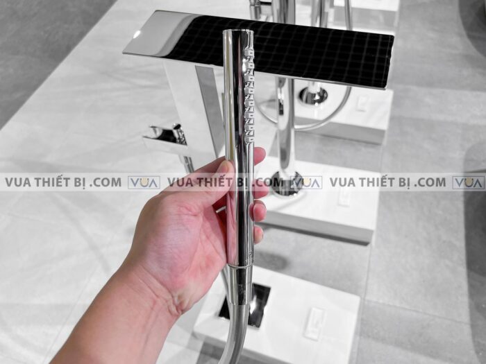 anh thuc te voi sen xa bon tam toto tbp02303atbn01105b dat san zl 10