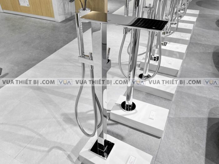 anh thuc te voi sen xa bon tam toto tbp02303atbn01105b dat san zl 5