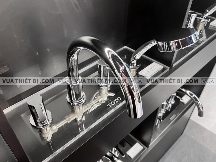 anh thuc te voi sen xa bon tam toto tbs01202b gan bon 4 lo lb 2