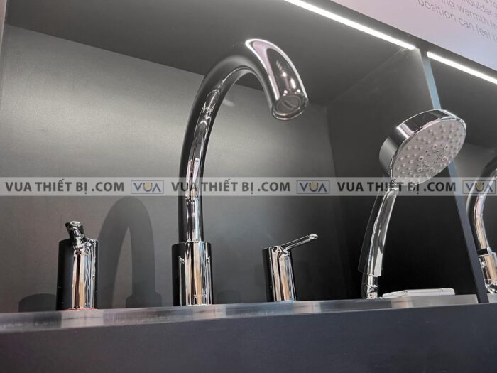 anh thuc te voi sen xa bon tam toto tbs01202b gan bon 4 lo lb 3