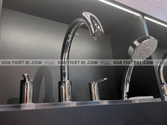 anh thuc te voi sen xa bon tam toto tbs01202b gan bon 4 lo lb 4