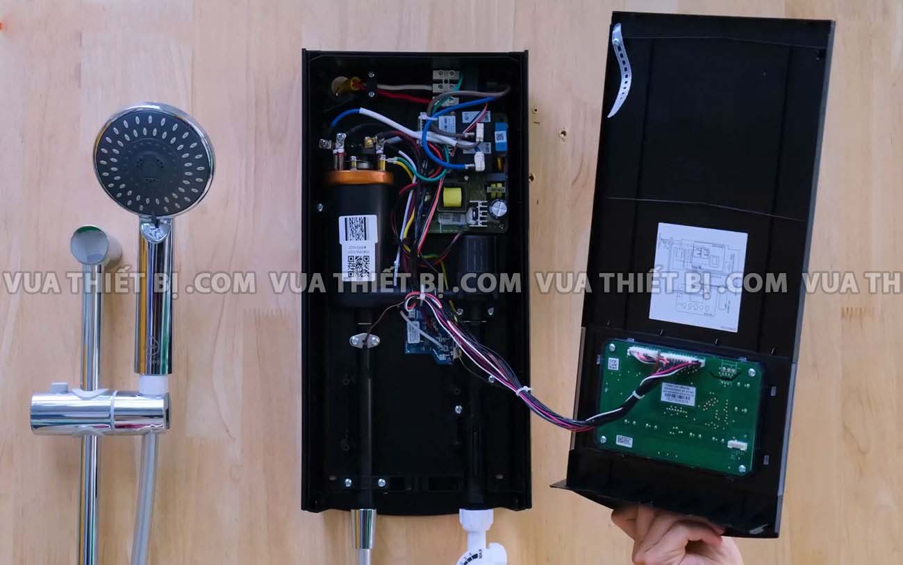 bên-trong-máy-nước-nóng-trực-tiếp-ariston-aures-top-4.5p