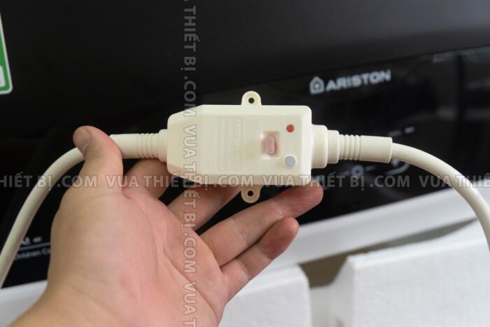 cuc chong giat elcb cua binh nong lanh ariston sl2 lux d 20 30 lit 2