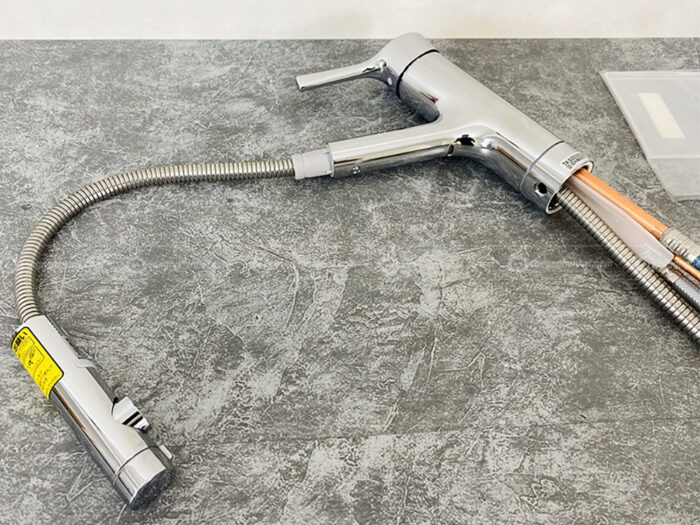 Vòi rửa bát TOTO TKS05305JA nóng lạnh rút dây - Ảnh 4