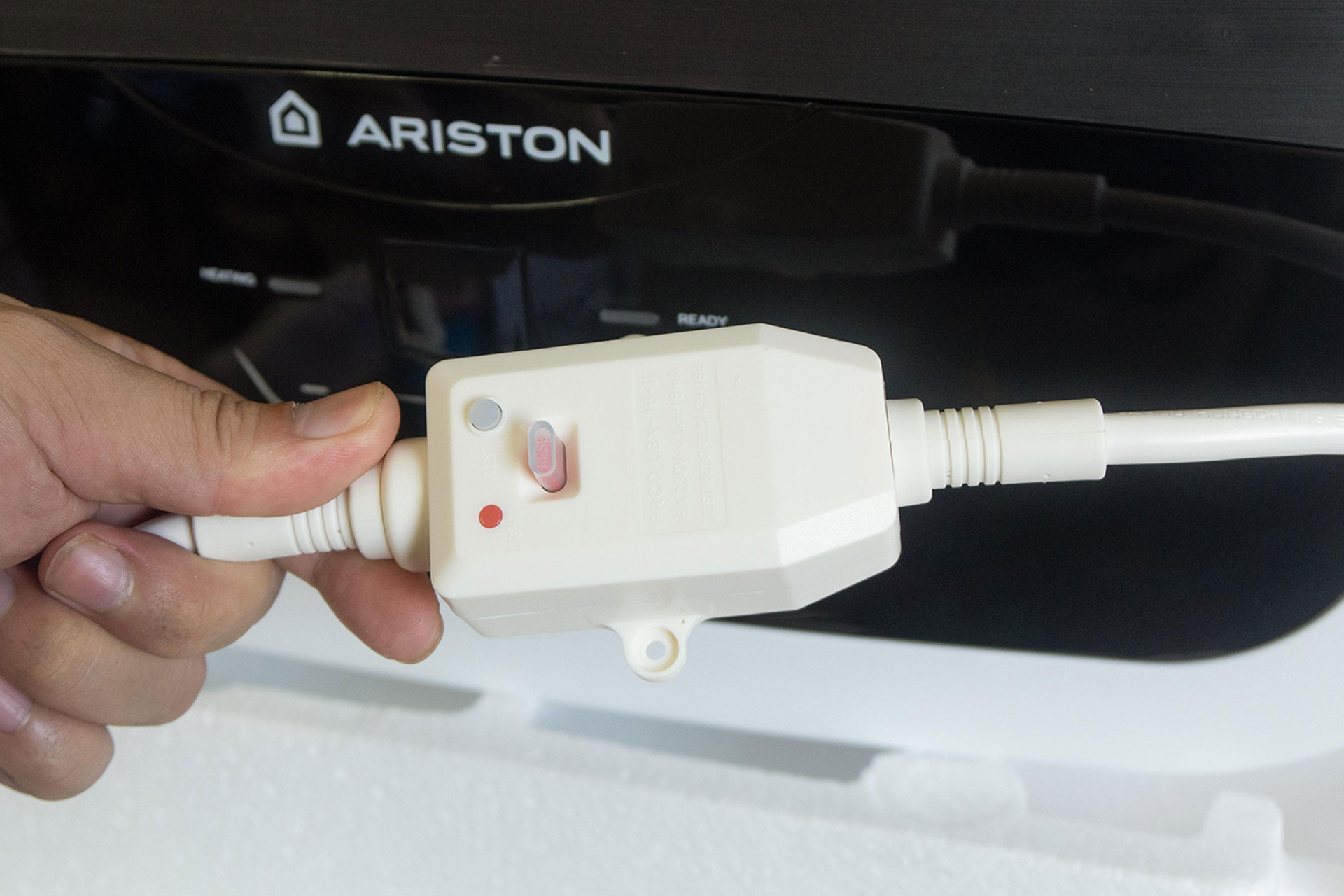 Cầu-giao-chống-giật-ELCB-của-bình-nóng-lạnh-Ariston